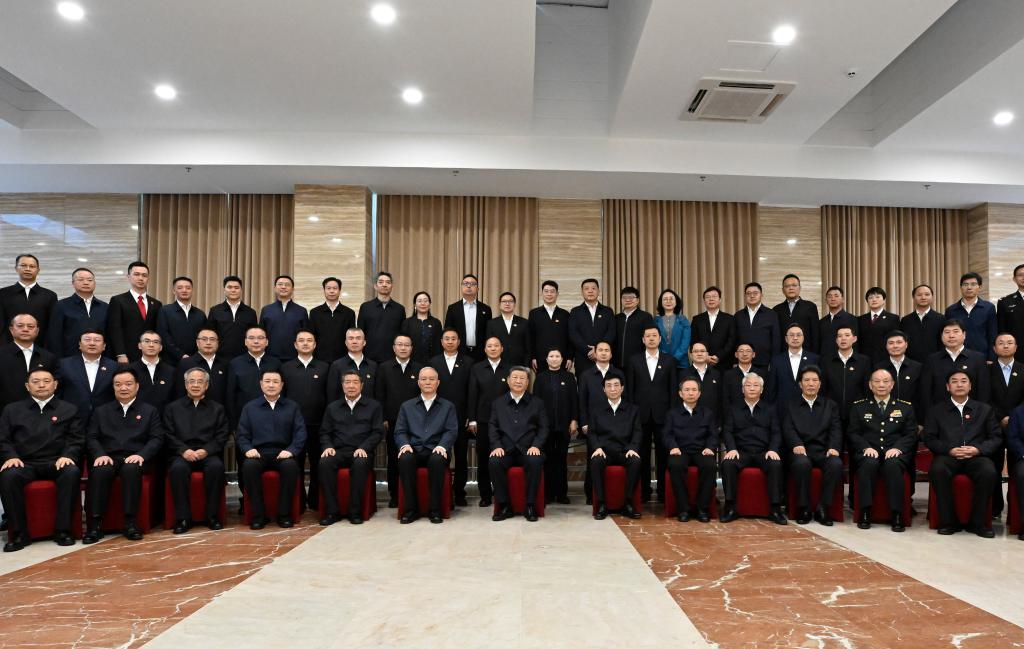 Xi urges concerted efforts for modernization when meeting representatives from across Xizang