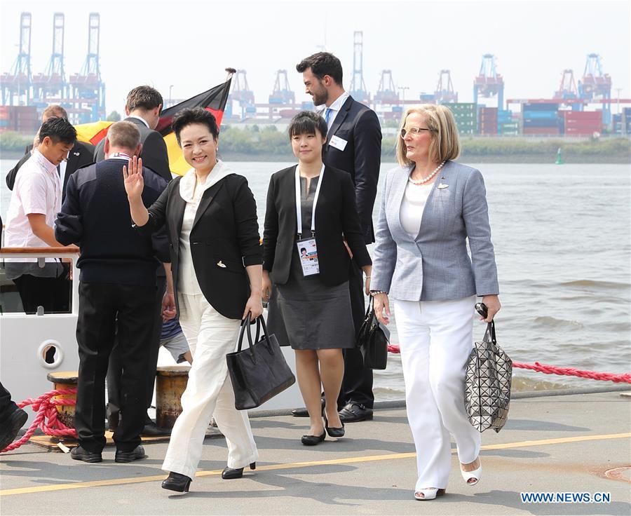 China's first lady visits Port of Hamburg