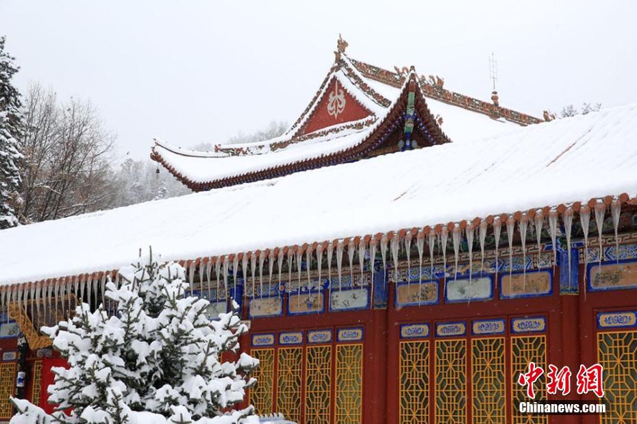 A visit to Jingtu Temple after snowfall in NW China’s Gansu Province