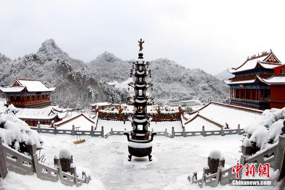 A visit to Jingtu Temple after snowfall in NW China’s Gansu Province