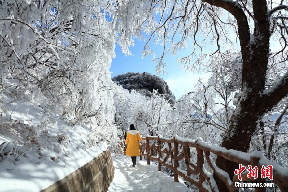 Scenery of snow-covered Guangwu Mountain in SW China’s Sichuan Province