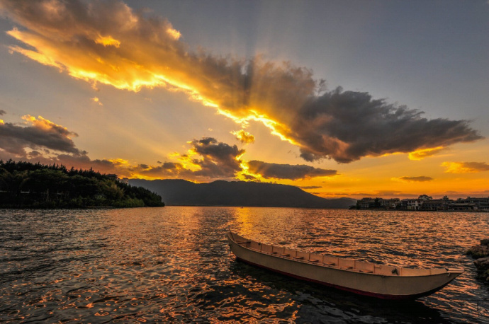 Beautiful evening of Cangshan and Erhai in China's Yunnan.