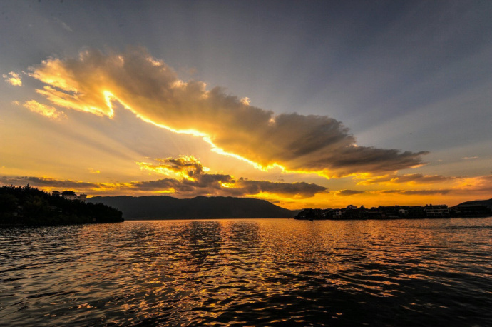 Beautiful evening of Cangshan and Erhai in China's Yunnan.