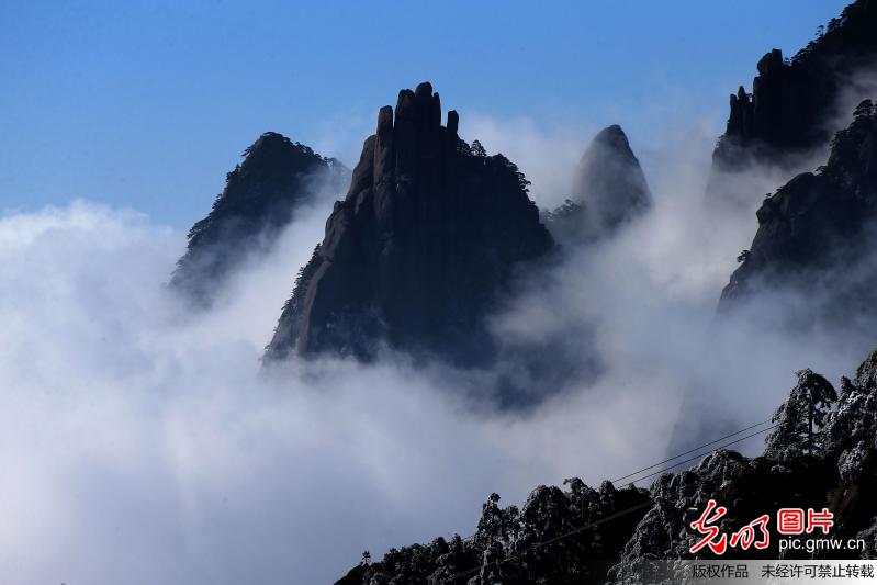 Scenery of sea of clouds seen at Huangshan Mountain, E China