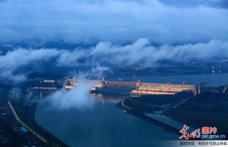 Amazing scenery of fog-enveloped Three Gorges Dam in C China