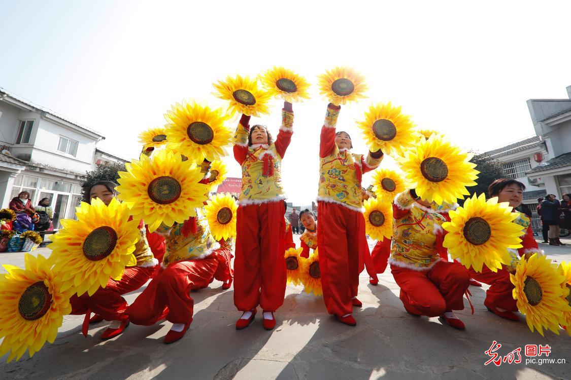 People greet Spring Festival in China's Jiangxi province