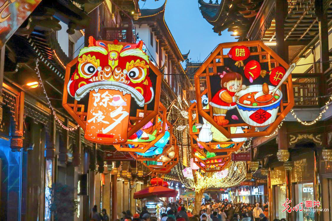 Red lanterns arranged to greet Spring Festival in China's Shanghai