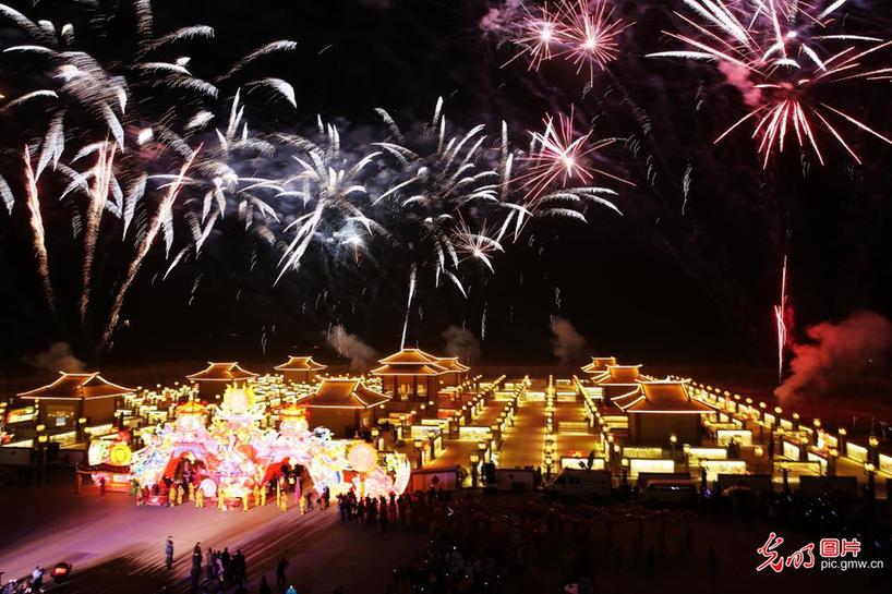 Tourists view light show in NW China’s Gansu