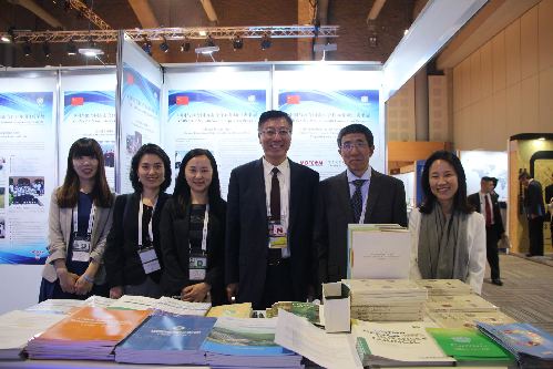 积极参与全球治理，推动南南合作