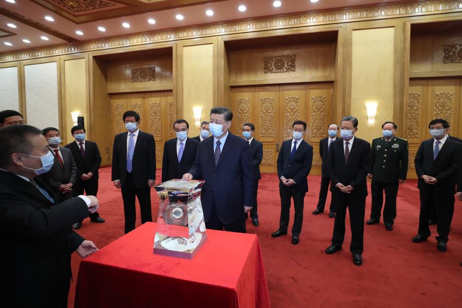 Xi meets Chang'e-5 mission representatives