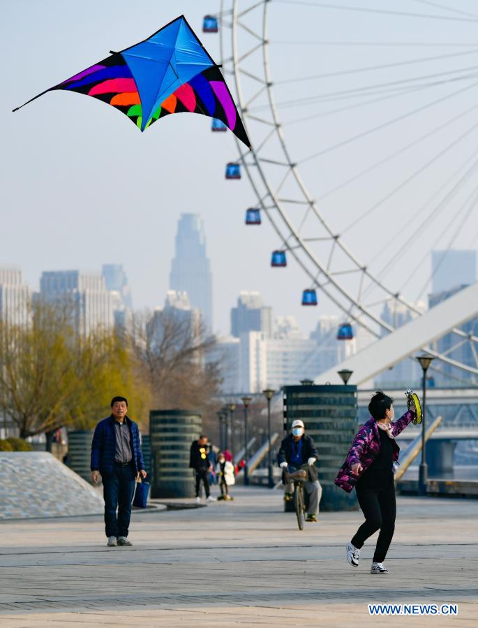 People enjoy leisure time in Tianjin, north China