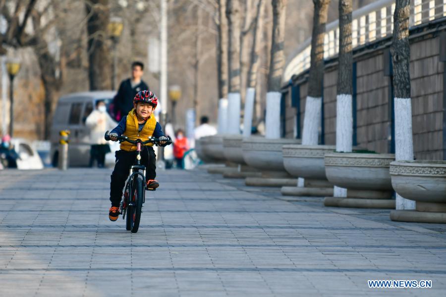 People enjoy leisure time in Tianjin, north China