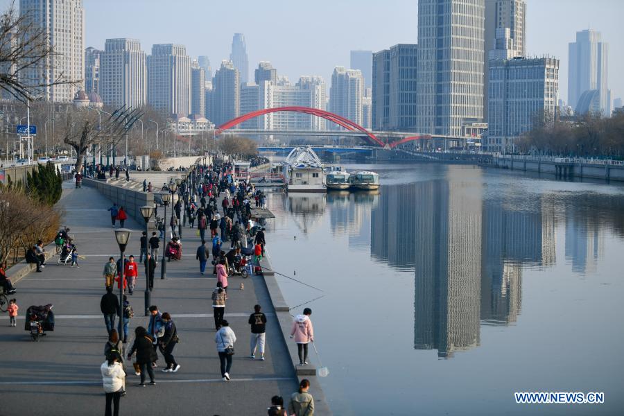 People enjoy leisure time in Tianjin, north China