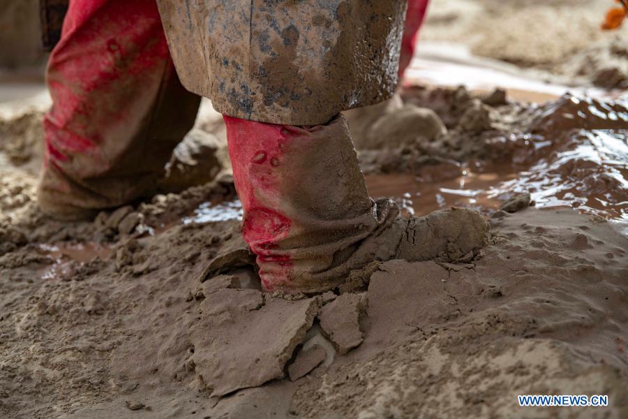 Workers and researchers start geophysical survey work in Taklimakan Desert, Xinjiang