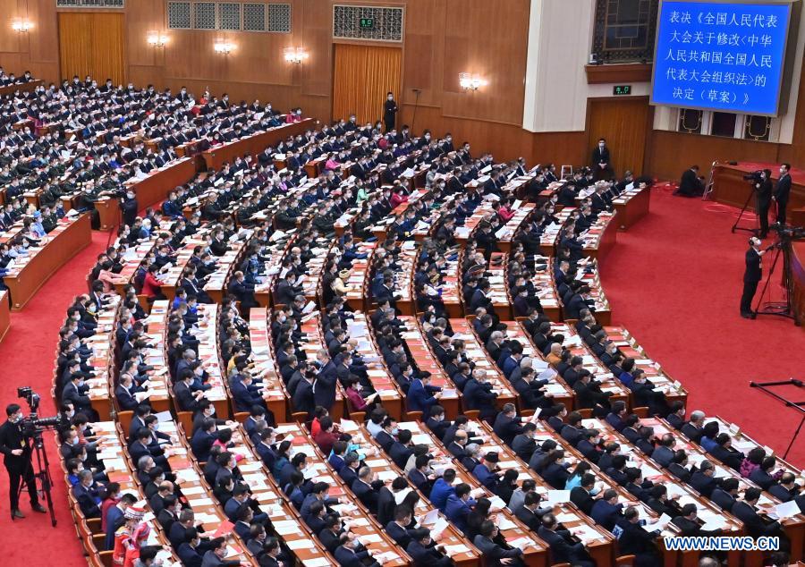 China's top legislature holds closing meeting of annual session