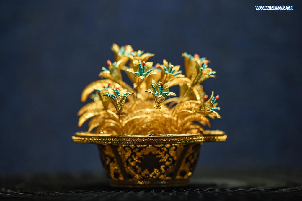 Exhibition of artworks made with filigree inlay techniques opens at Hainan Museum