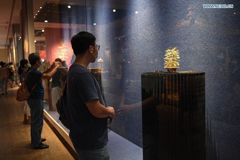 Exhibition of artworks made with filigree inlay techniques opens at Hainan Museum