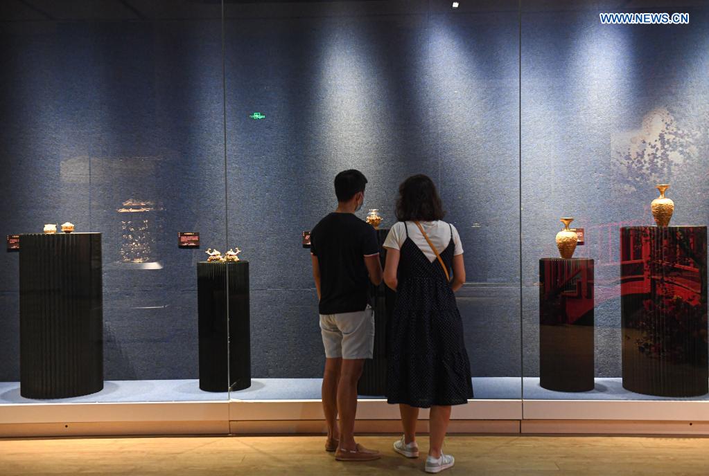 Exhibition of artworks made with filigree inlay techniques opens at Hainan Museum