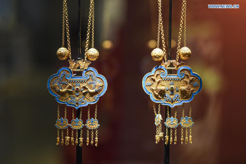 Exhibition of artworks made with filigree inlay techniques opens at Hainan Museum