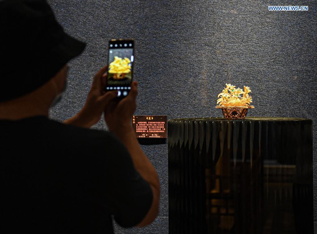 Exhibition of artworks made with filigree inlay techniques opens at Hainan Museum