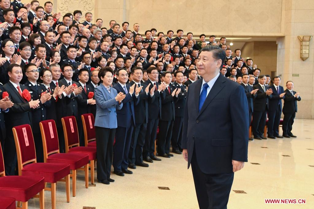 Xi meets with model crime-fighters