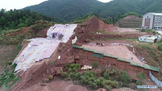 Newly-found dinosaur footprints seen at excavation site in SE China