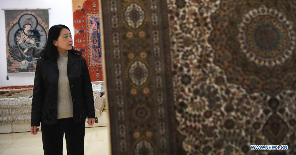 Craftwoman makes efforts to carry on tradition of making silk carpets