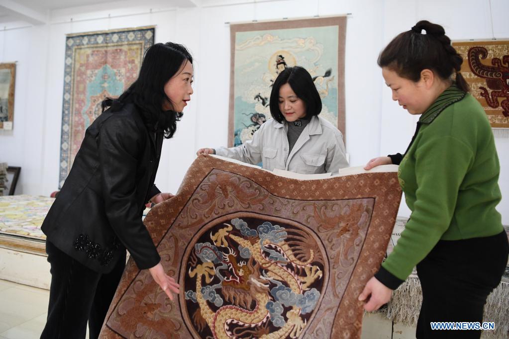 Craftwoman makes efforts to carry on tradition of making silk carpets