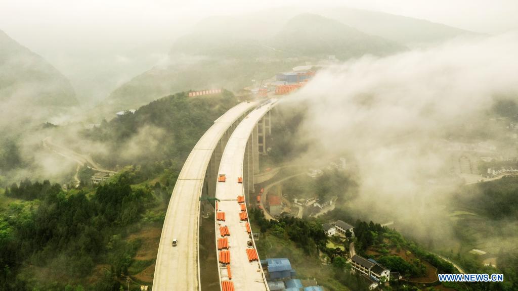 Dafaqu grand bridge of Renhuai-Zunyi expressway under construction in Guizhou