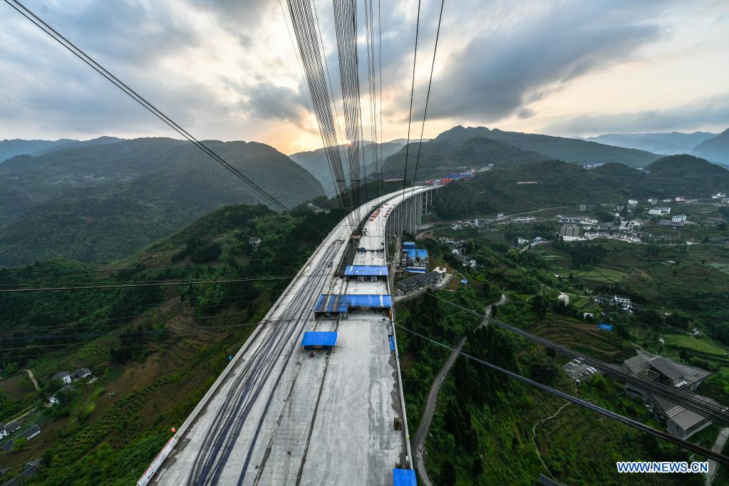 Dafaqu grand bridge of Renhuai-Zunyi expressway under construction in Guizhou