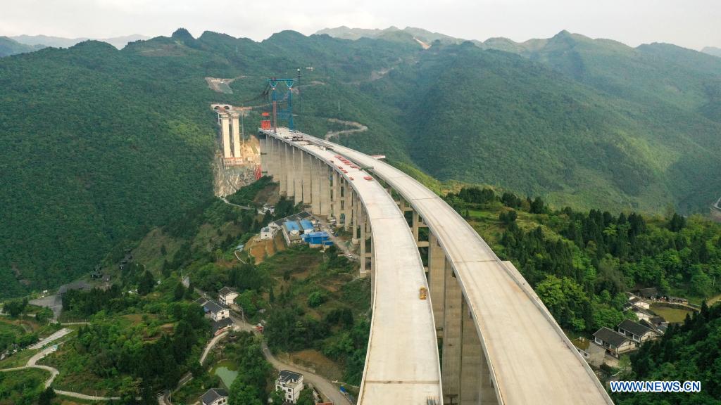 Dafaqu grand bridge of Renhuai-Zunyi expressway under construction in Guizhou