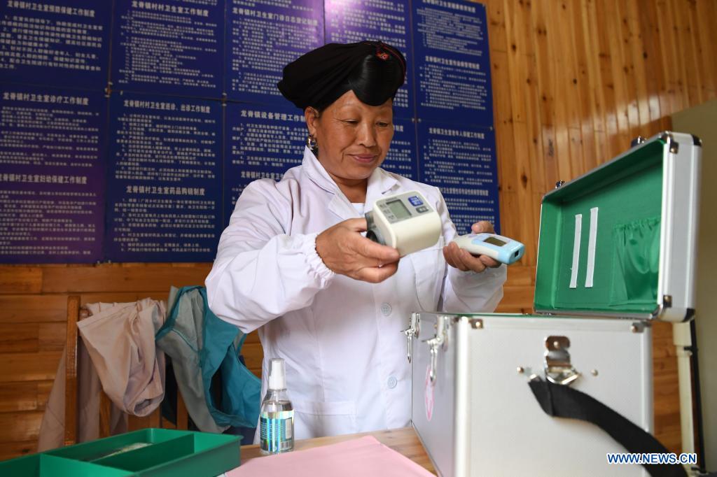 Pic story of village doctor in Guangxi