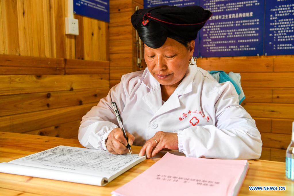 Pic story of village doctor in Guangxi