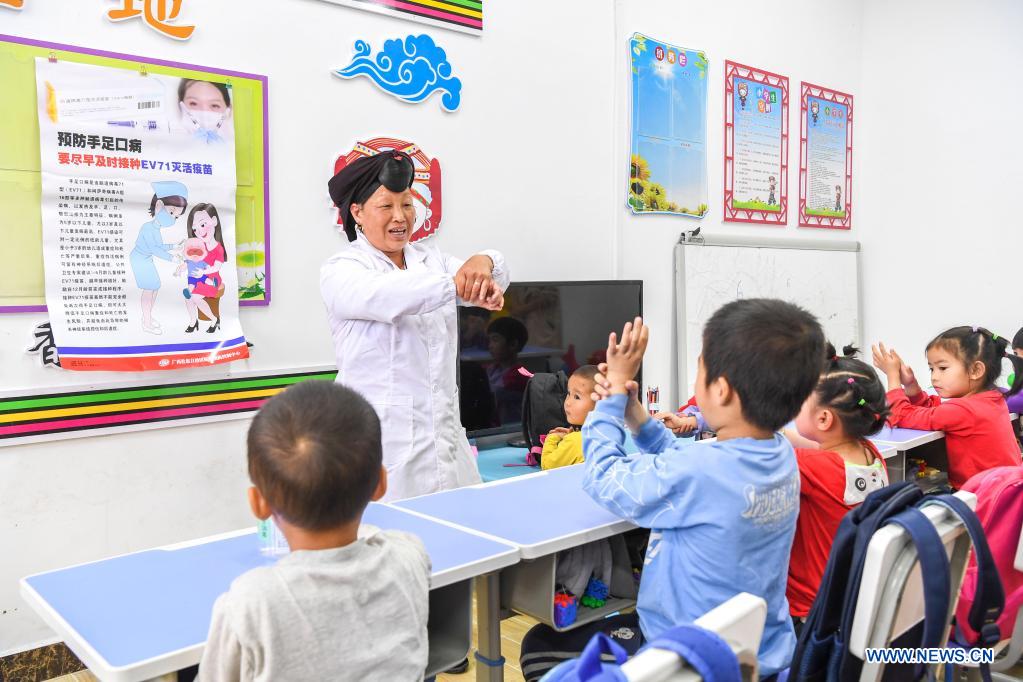 Pic story of village doctor in Guangxi