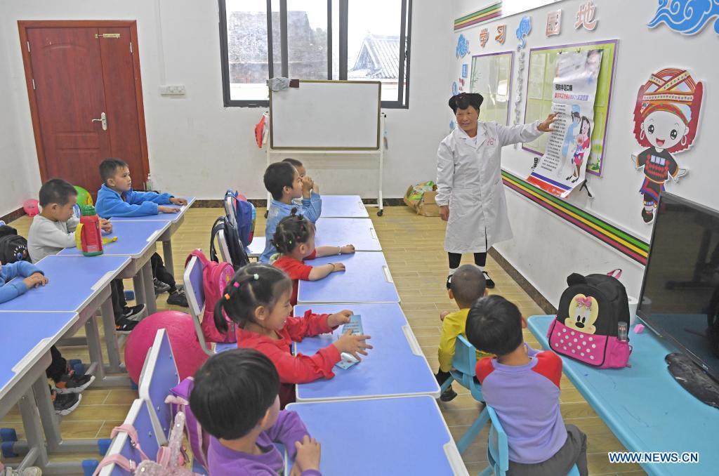 Pic story of village doctor in Guangxi