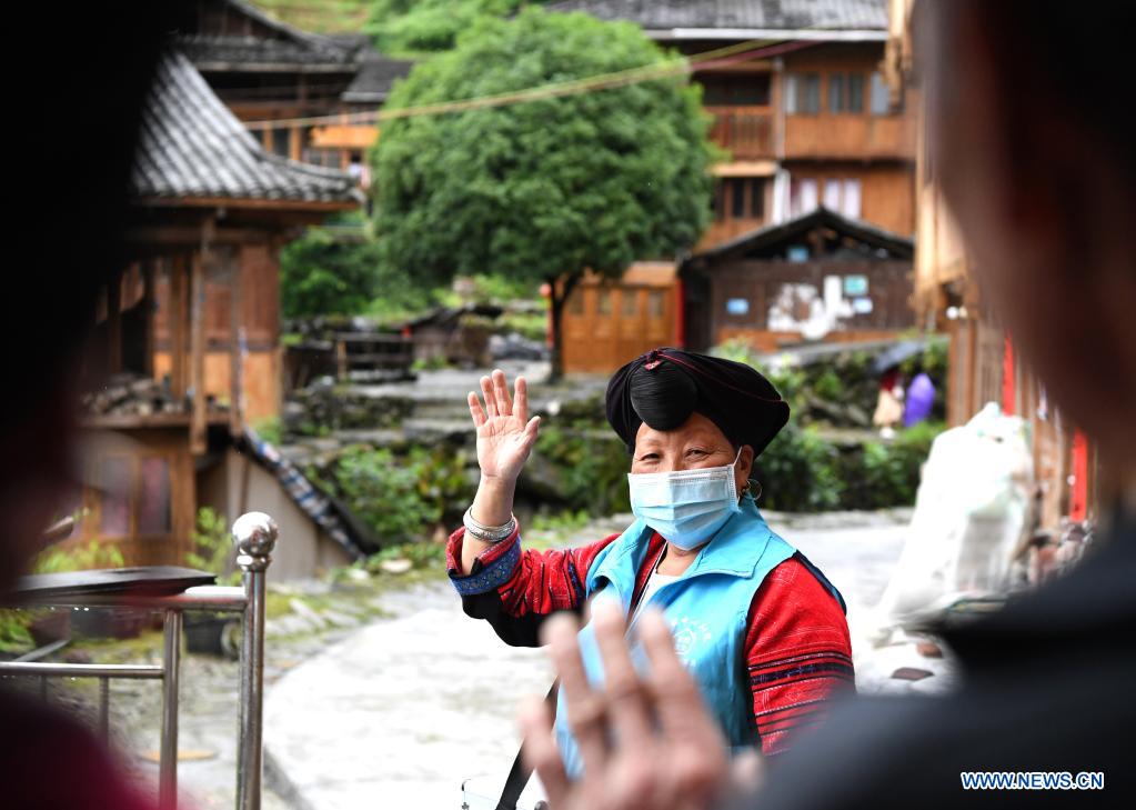 Pic story of village doctor in Guangxi