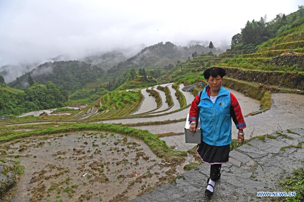 Pic story of village doctor in Guangxi