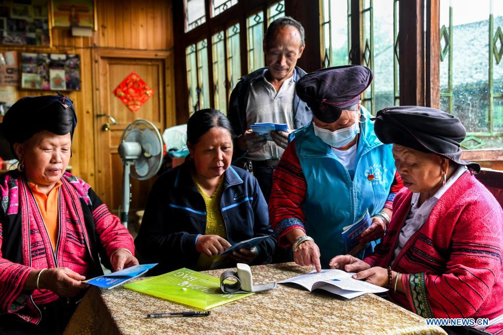 Pic story of village doctor in Guangxi