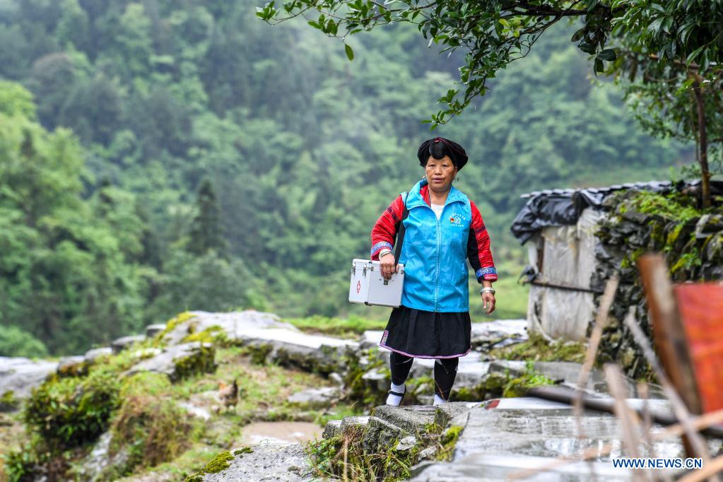 Pic story of village doctor in Guangxi