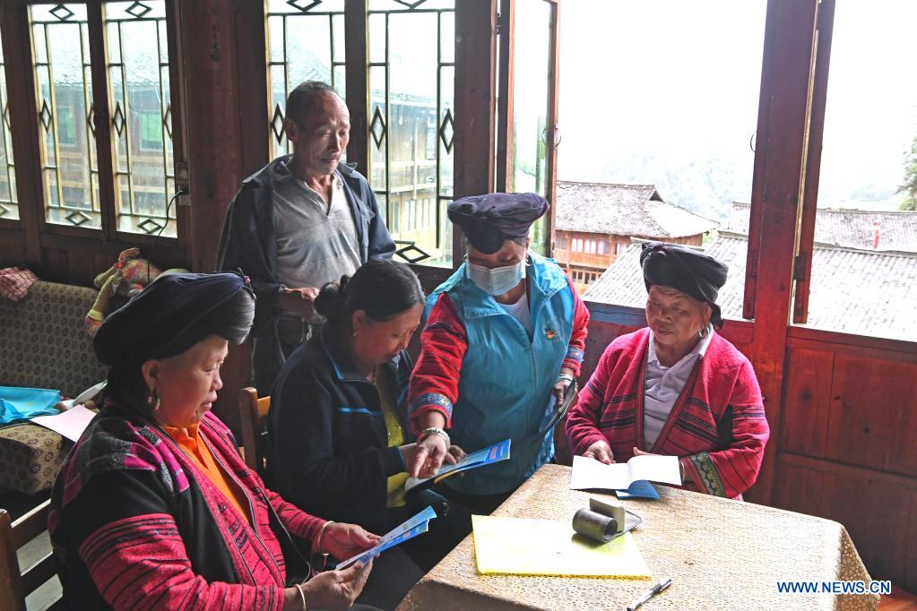 Pic story of village doctor in Guangxi