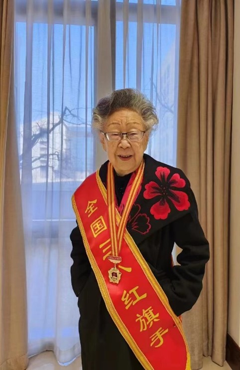 致敬教育“她”力量