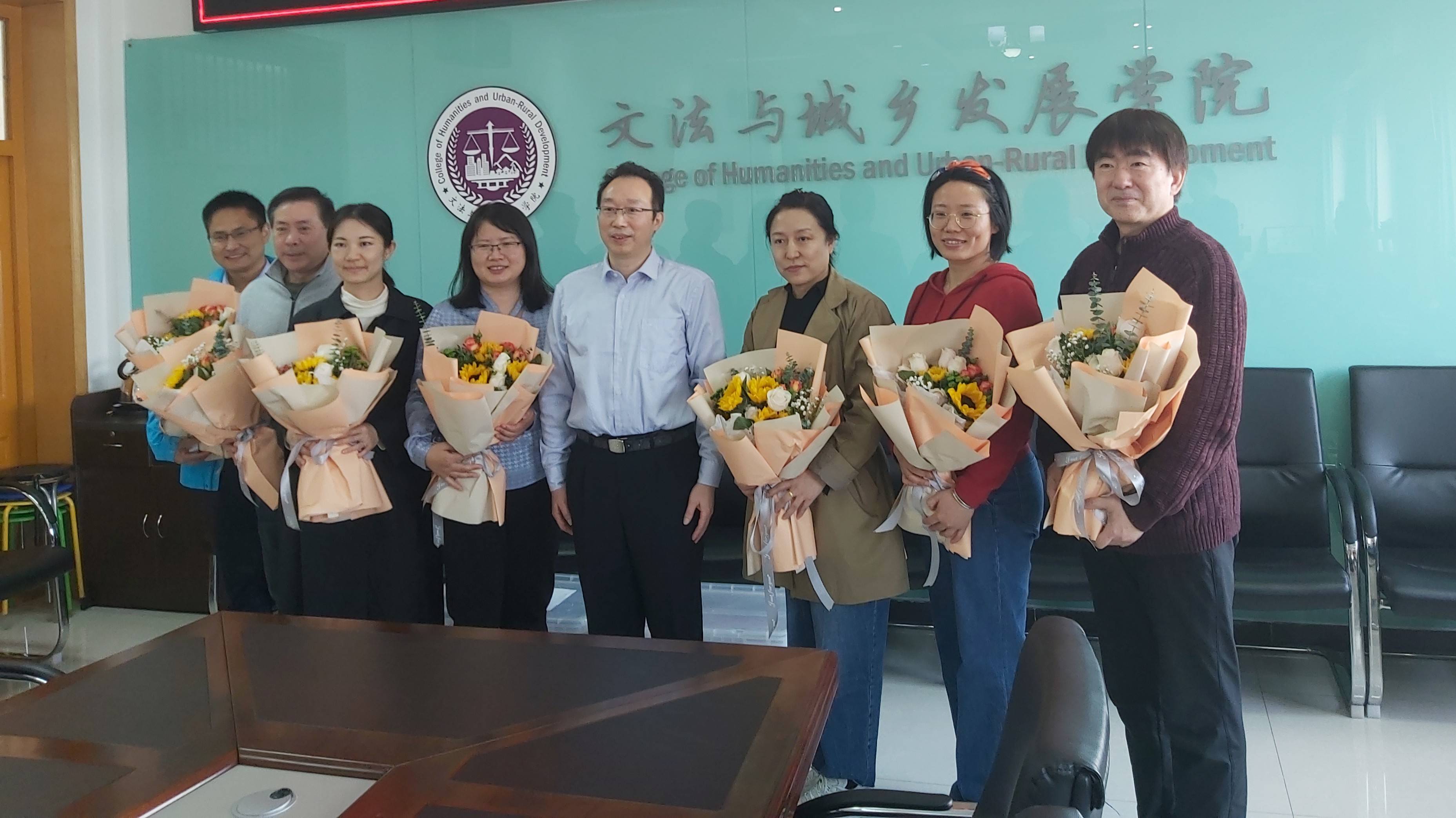 致敬教育“她”力量