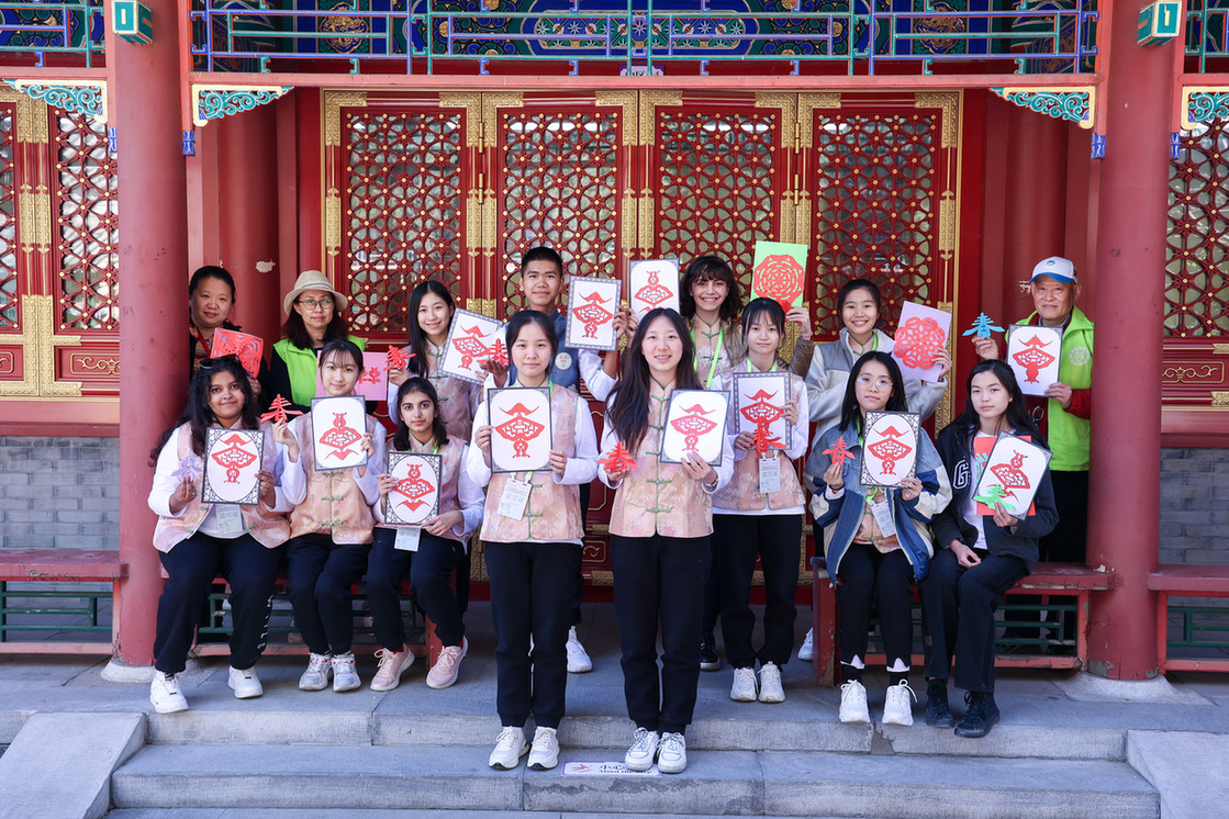 The “Junior Cultural Ambassadors” explore the art of paper cutting