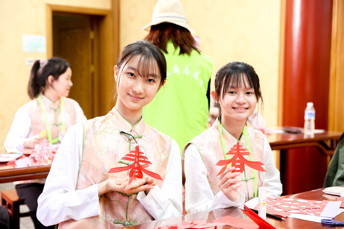 The “Junior Cultural Ambassadors” explore the art of paper cutting