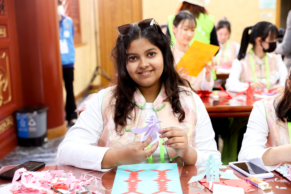 The “Junior Cultural Ambassadors” explore the art of paper cutting