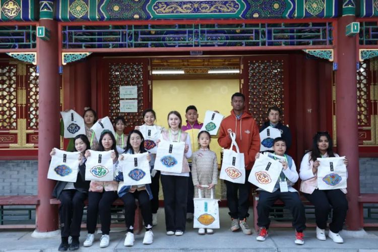 Junior Cultural Ambassadors visit Prince Kung’s Palace Museum