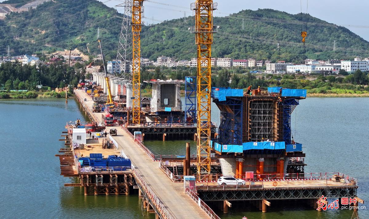 In pics: Xuanmenwan Bridge for Wenyu Railway under construction in E China's Zhejiang