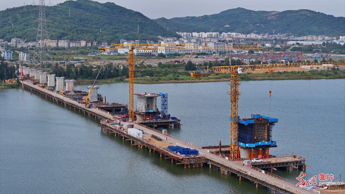 In pics: Xuanmenwan Bridge for Wenyu Railway under construction in E China's Zhejiang