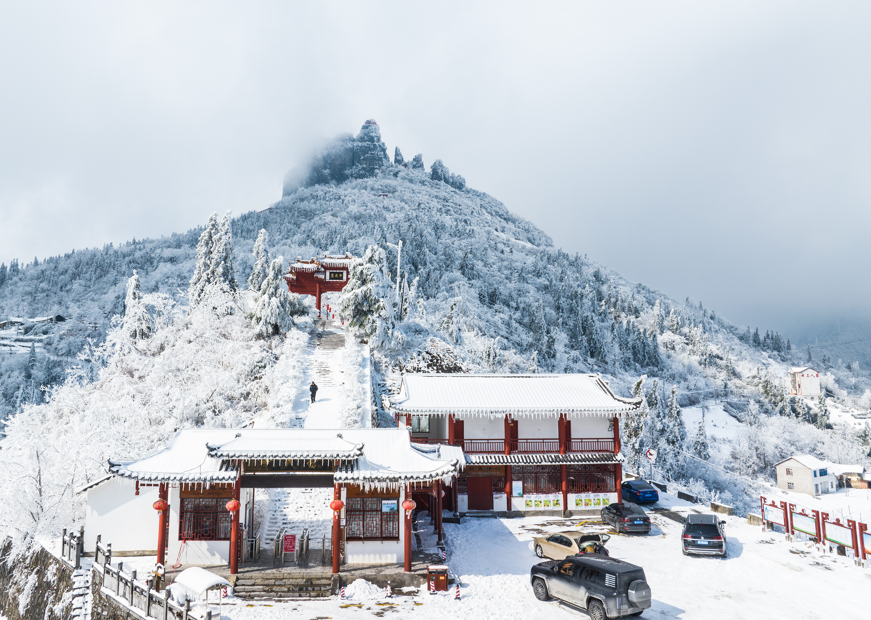 Fresh snowfall transforms Tianzhu Mountain into winter wonderland