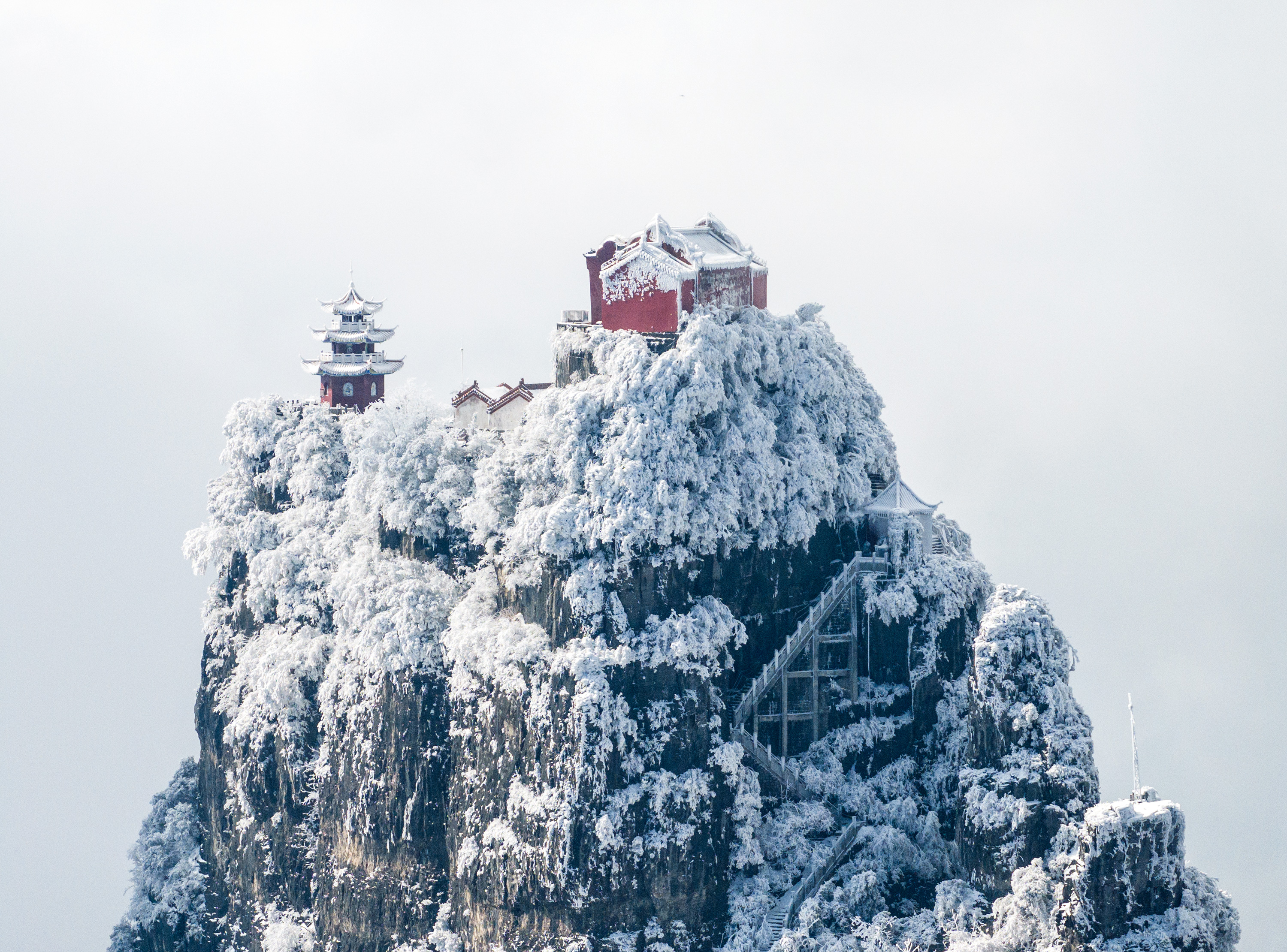 Fresh snowfall transforms Tianzhu Mountain into winter wonderland